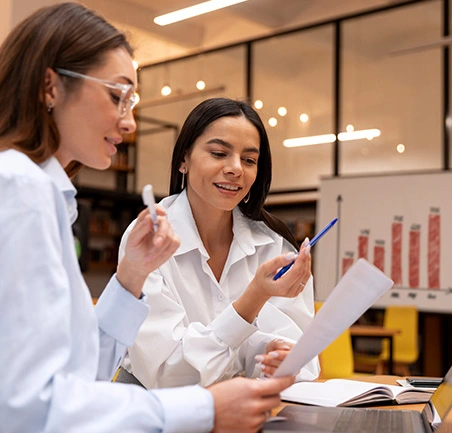 Grupo de profesionales colaborando en un proyecto del MBA en Administración de la Universidad de América.