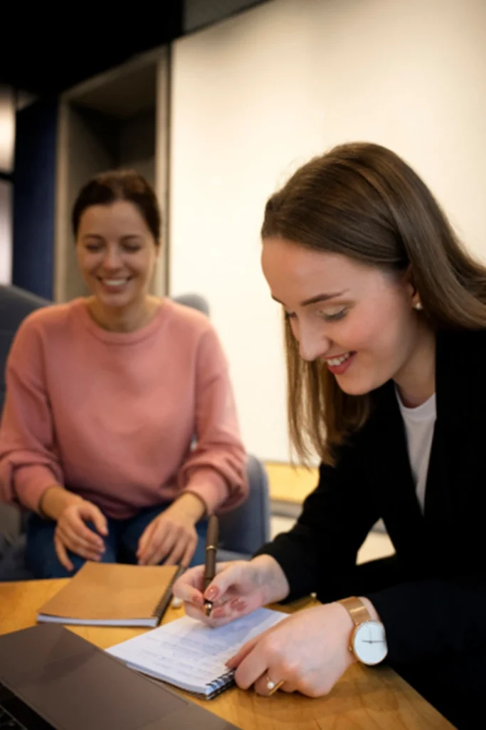 Maestría en Gerencia del Talento Humano 1 Estudiantes de la Maestría en Gerencia del Talento Humano de la Universidad de América trabajando en equipo en un entorno colaborativo.