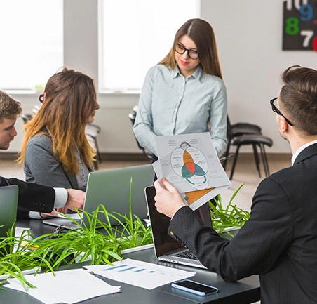 Grupo de profesionales planificando estrategias de mejora continua en un entorno corporativo