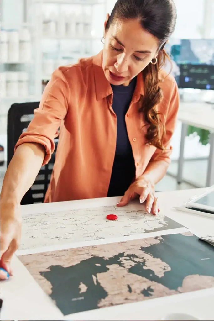 Profesionales analizan un mapa mundial en un entorno de planeación territorial.