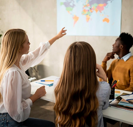 Estudiantes planifican propuestas de ordenamiento territorial con enfoque sostenible.