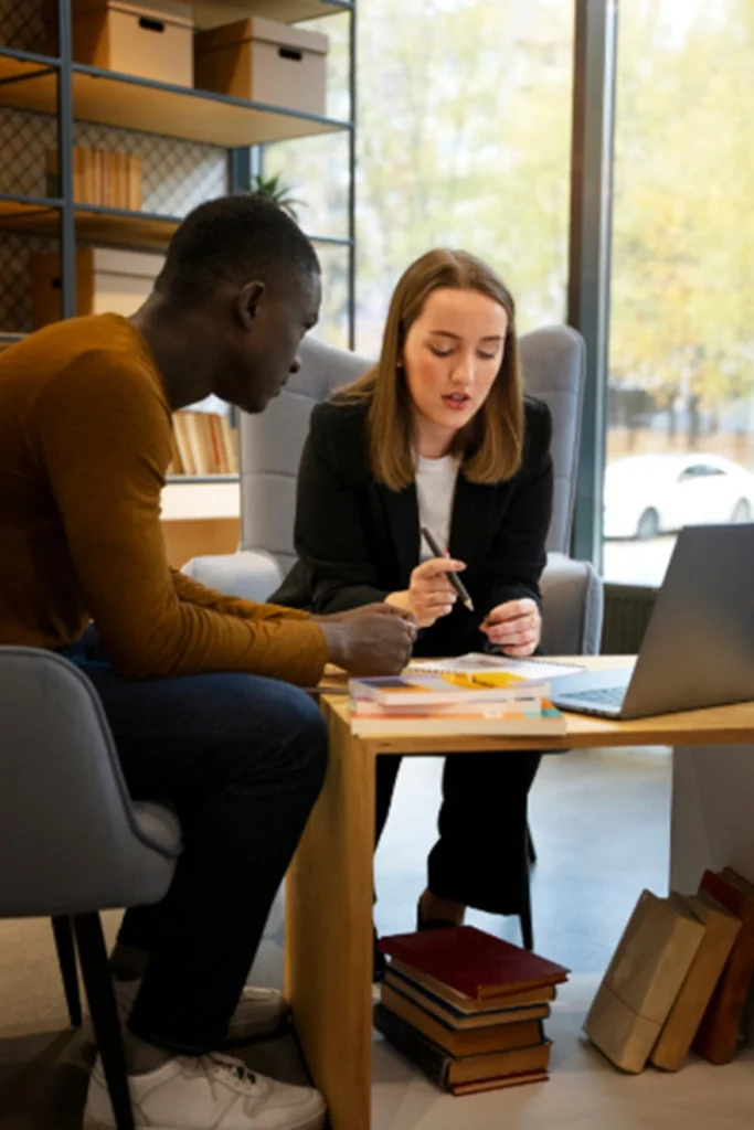 Reunión híbrida de profesionales analizando datos y participando en clase virtual.