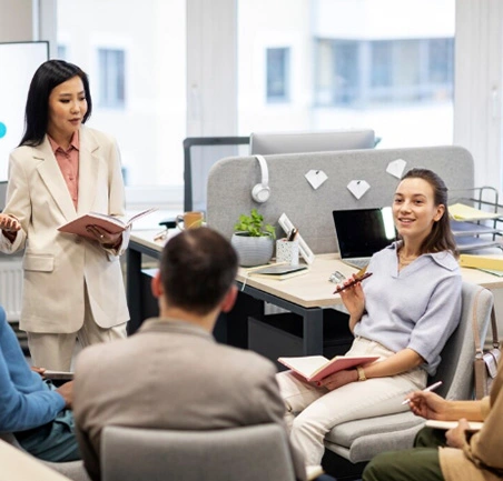 Maestría en Gerencia del Talento Humano 5 Reclutadora saludando a candidato en proceso de selección de personal, representando la gestión del talento humano.
