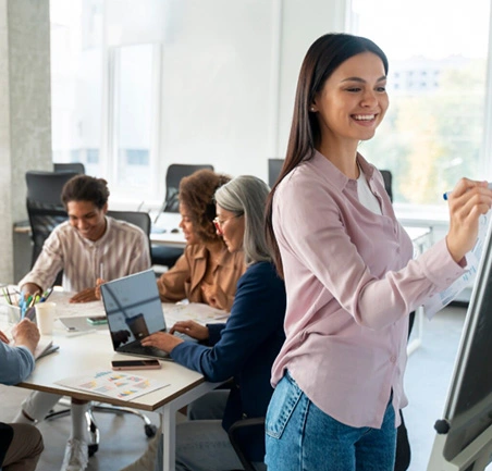 Grupo de profesionales en reunión virtual analizando estrategias de calidad y productividad empresarial.