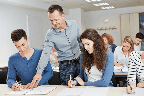 Docente lidera espacio de discusión académica en aula universitaria.