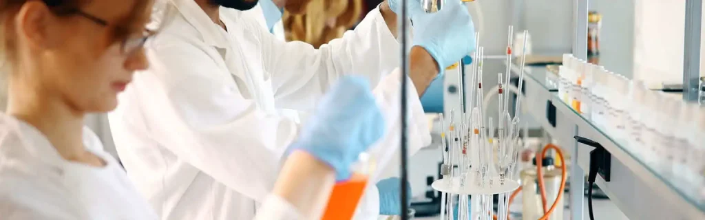 AIChE 2 Capítulo Estudiantil AIChE Universidad de América en laboratorio de química