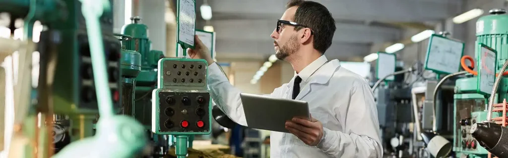 ASME 2 Equipo en laboratorio de ingeniería mecánica — capítulos estudiantiles ASME Universidad de América
