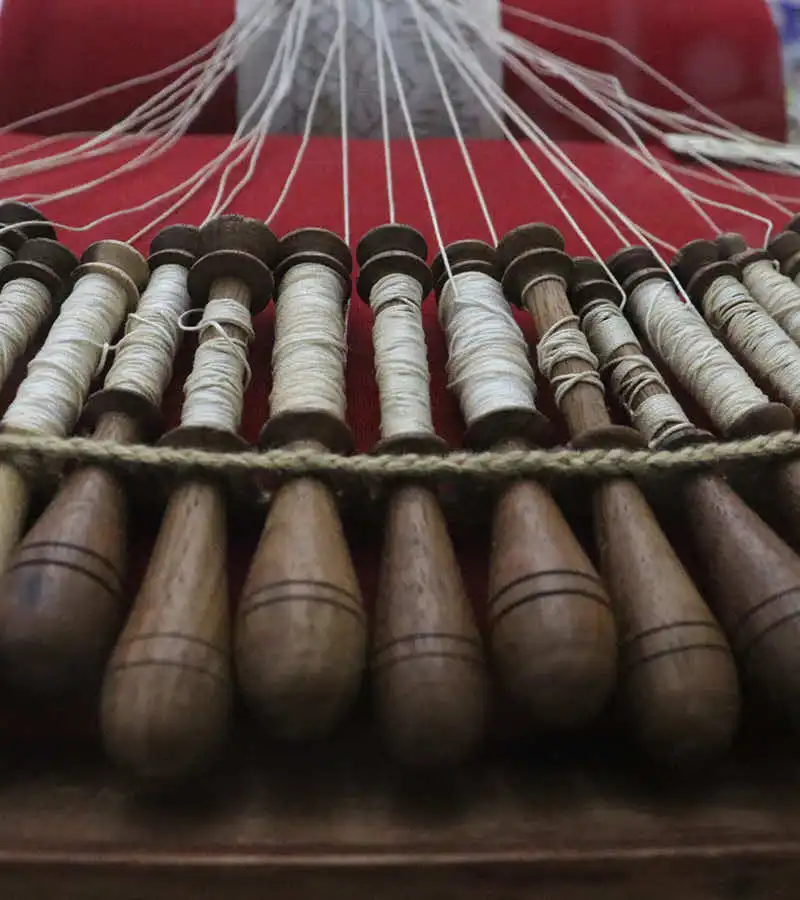 hilos y bolillos de tejido artesanal del Museo de Trajes