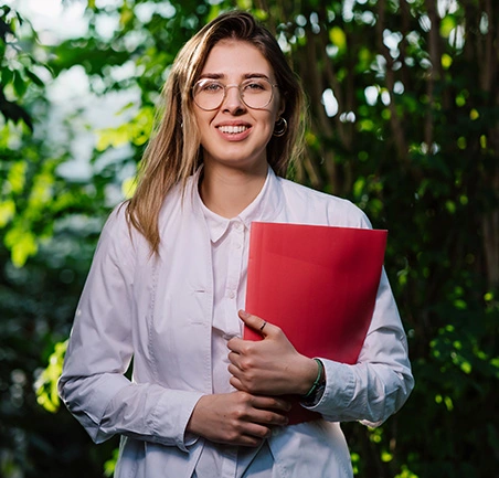 Estudiante de Ingeniería Ambiental realizando actividades académicas en campo