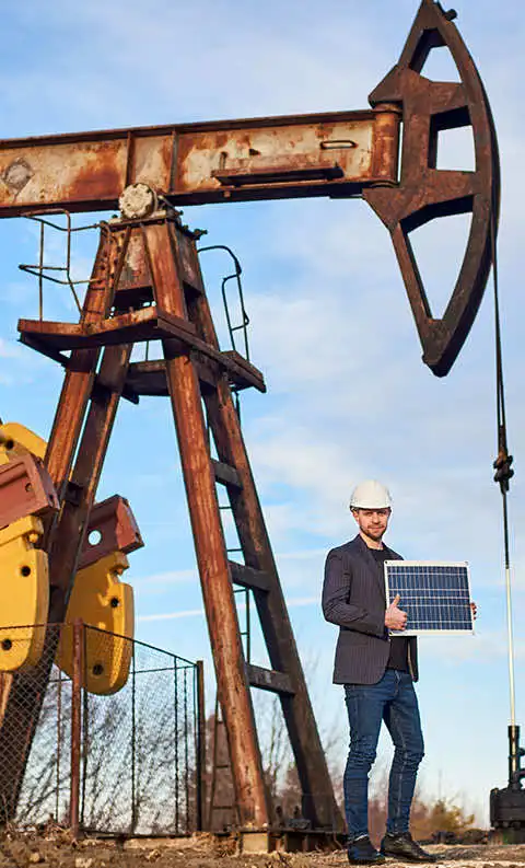 ingeniero en maestría en recuperación avanzada de hidrocarburos con panel solar