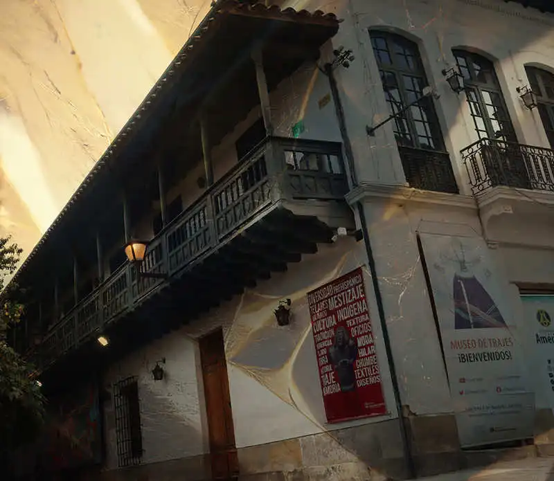Fachada del Museo de Trajes en Bogotá, edificio colonial vinculado a la Universidad de América.