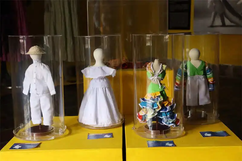 Trajes típicos colombianos en el Museo de Trajes de la Universidad de América