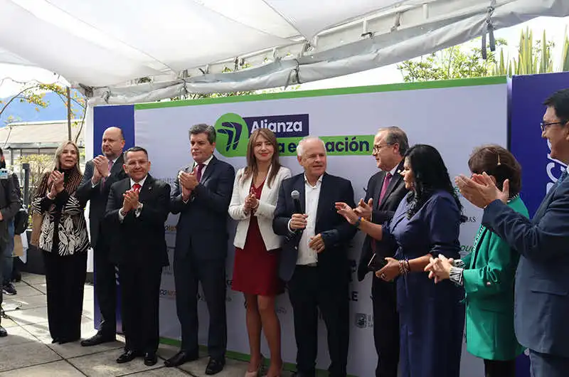 Fincomercio, UAmérica y 9 universidades crean la Alianza por la Educación para beneficiar a más de 233.000 estudiantes 2 Directivos en el evento de la Alianza para la educación en la Universidad de América