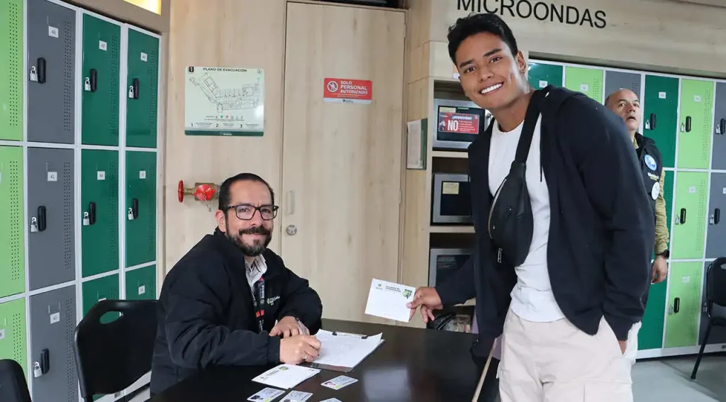 Inicio de clases en la Universidad de América con estudiantes realizando proceso de registro académico