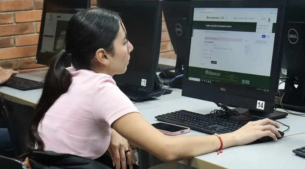 Estudiante realizando matrícula académica en la Universidad de América